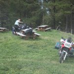 Moto tedesca in un'area picnic nei pressi dell'Arneirone